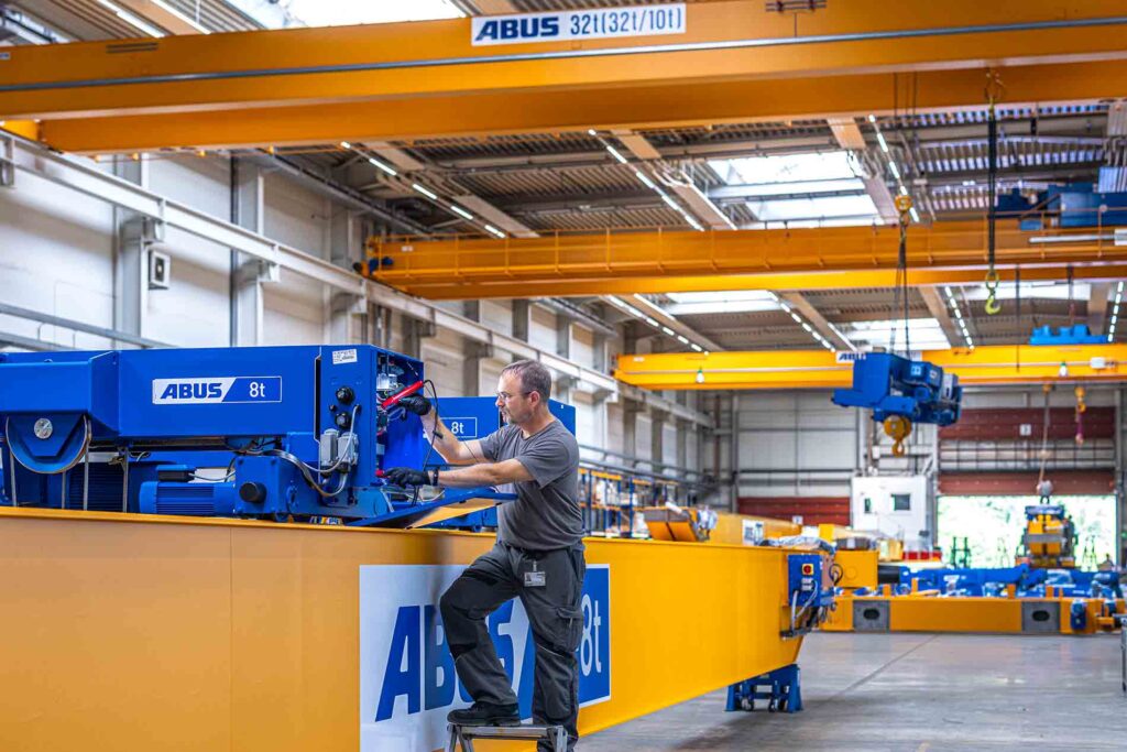 Mitarbeiter von ABUS prüft die Elektrik