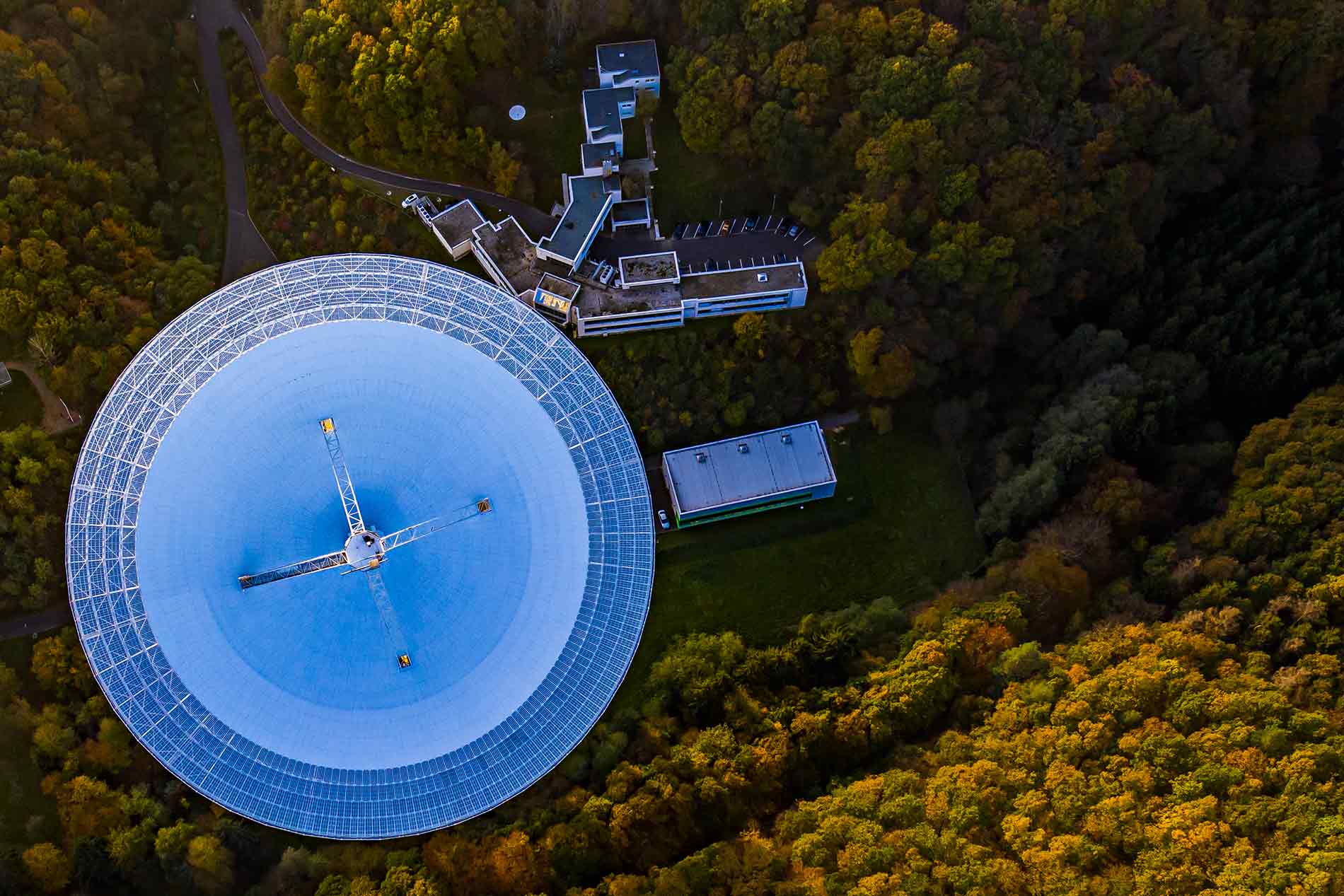 Das Radioteleskop in Effelsberg. Eine Drohnenaufnahme