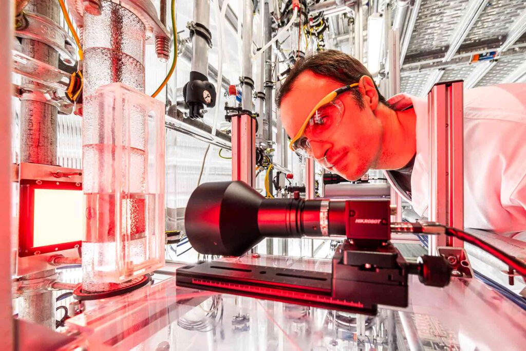 Hochgeschwindigkeitskamera macht Bilder von einem Versuch in der RWTH Aachen
