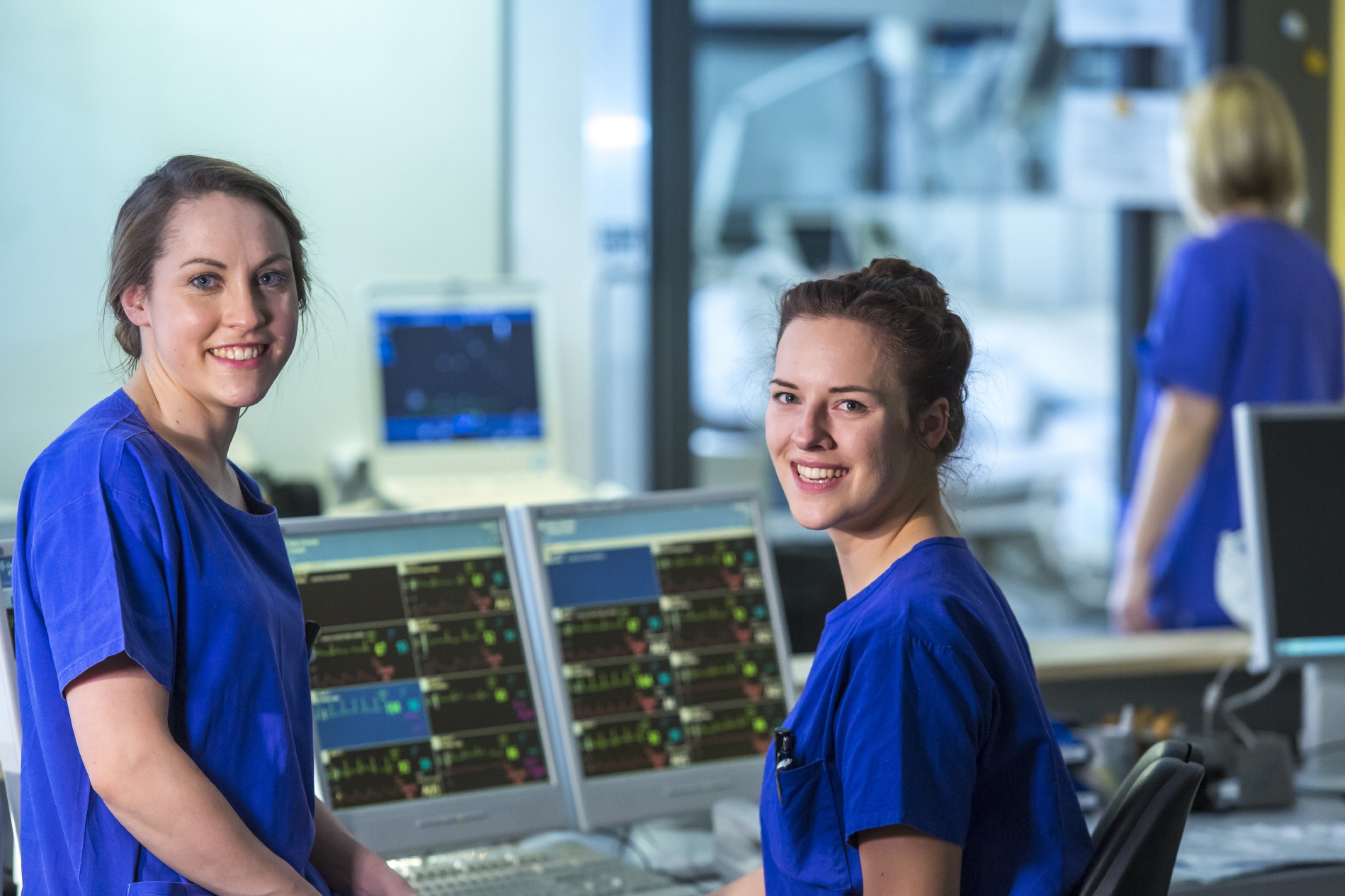 Team auf einer Intensivstation, strahlen in die Kamera