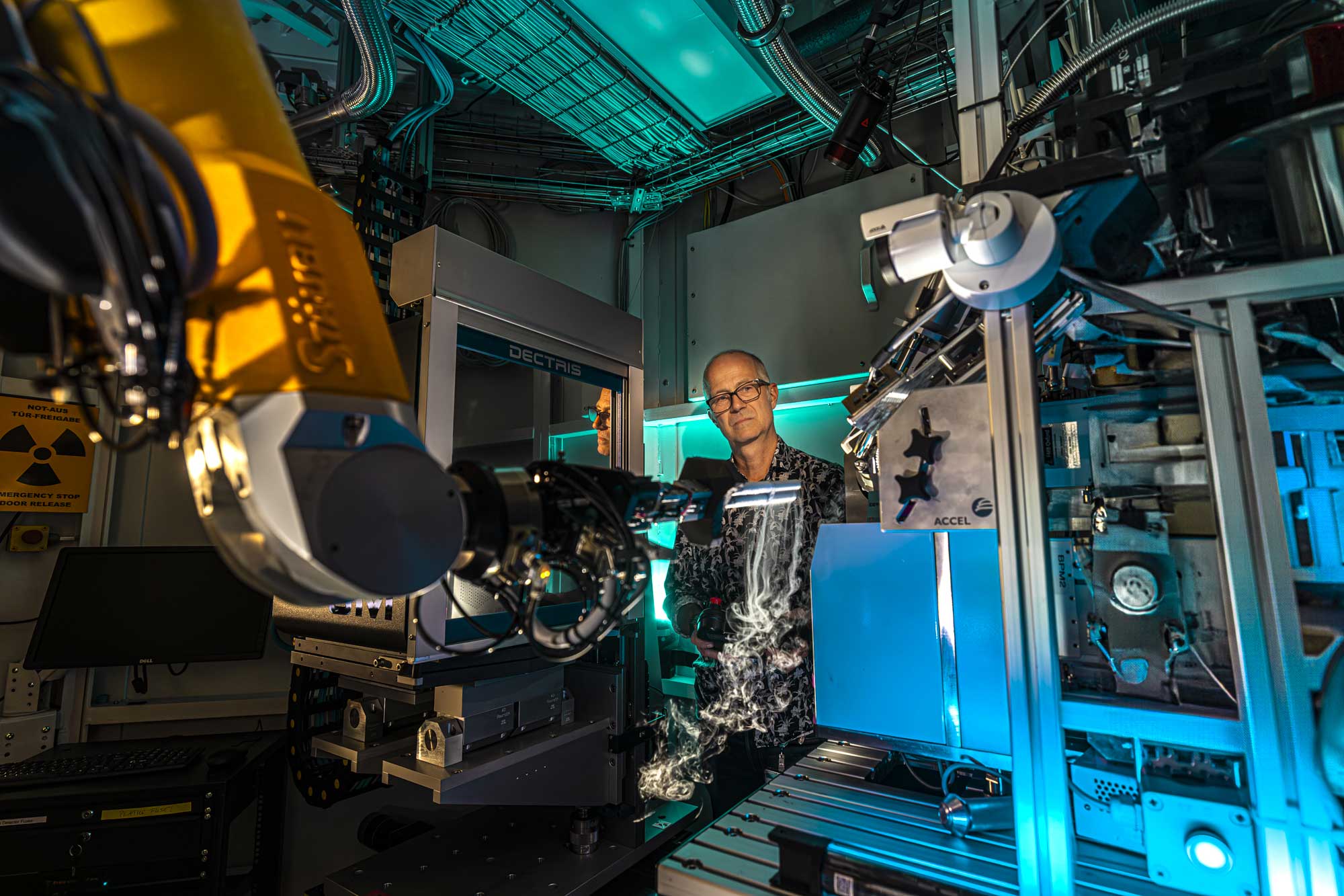 Ein Wissenschaftler beobachtet einen Versuch