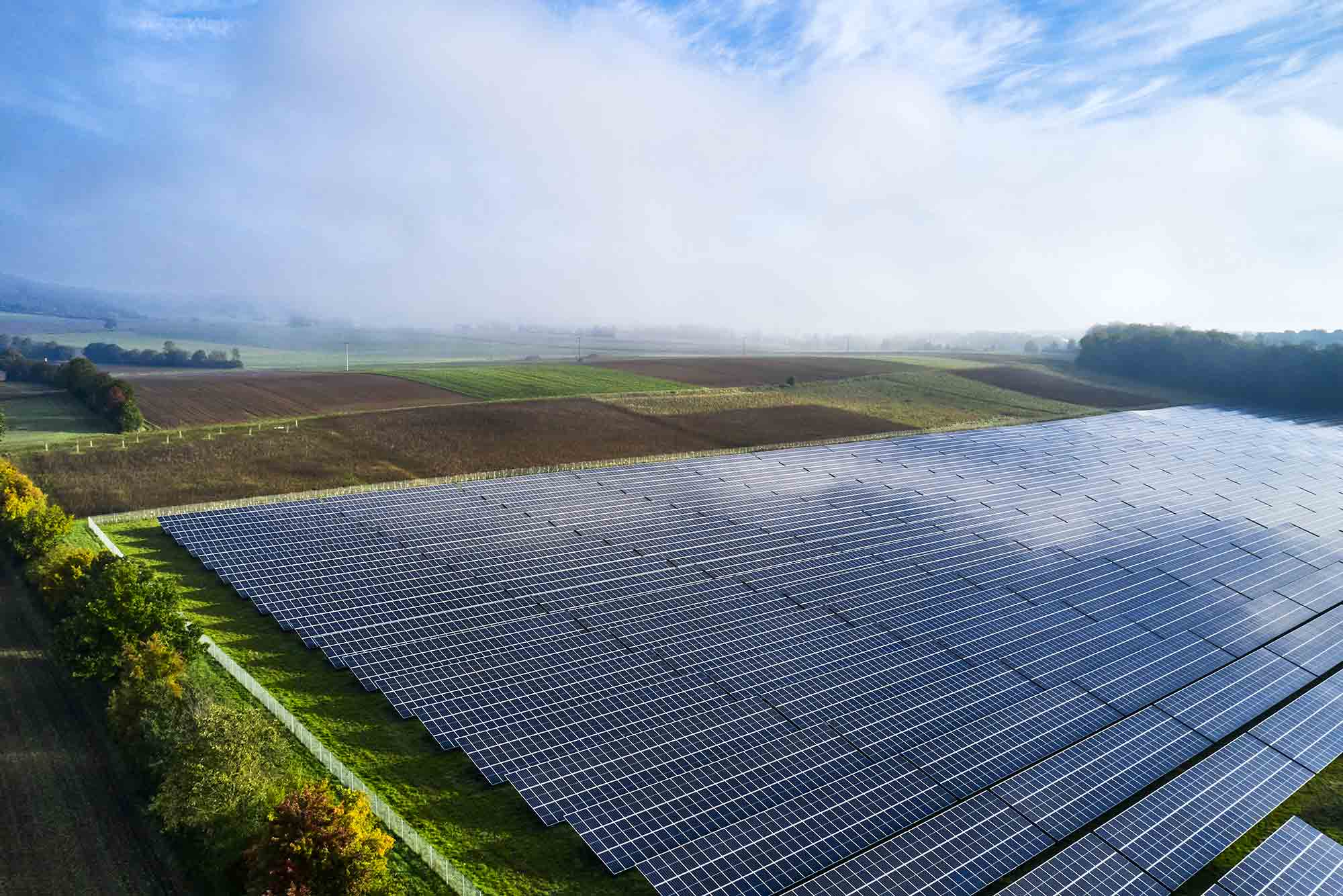 Solarfeld und Solaranlage bei aufgehender Sonne