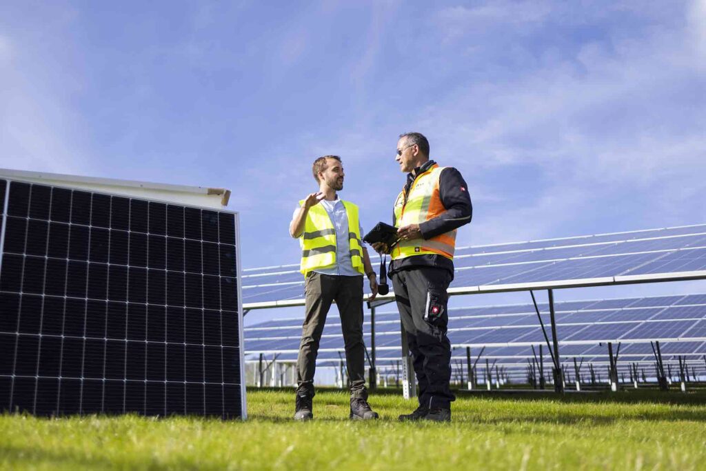Zwei Mitarbeiter im Gespräch bei einem Solaranlagenbau